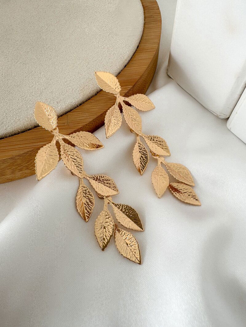 Brinco Folheado a Ouro 18k e Prata Longo com Folhas Texturizadas
