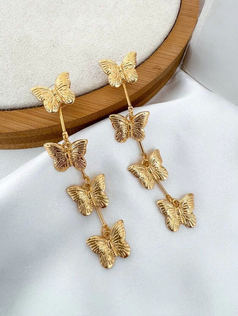 Brinco Folheado a Ouro 18k e Prata Longo com Quatro Borboletas