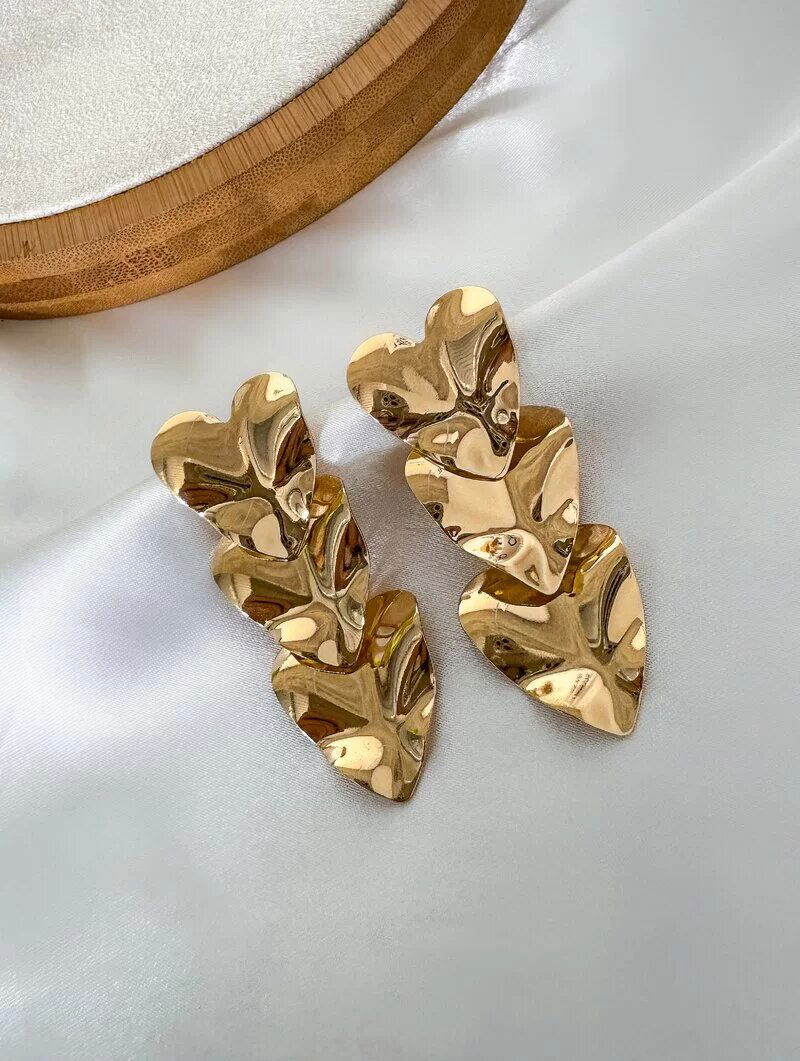 Brinco Folheado a Ouro 18k e Prata Longo Corações Martelados Lisos