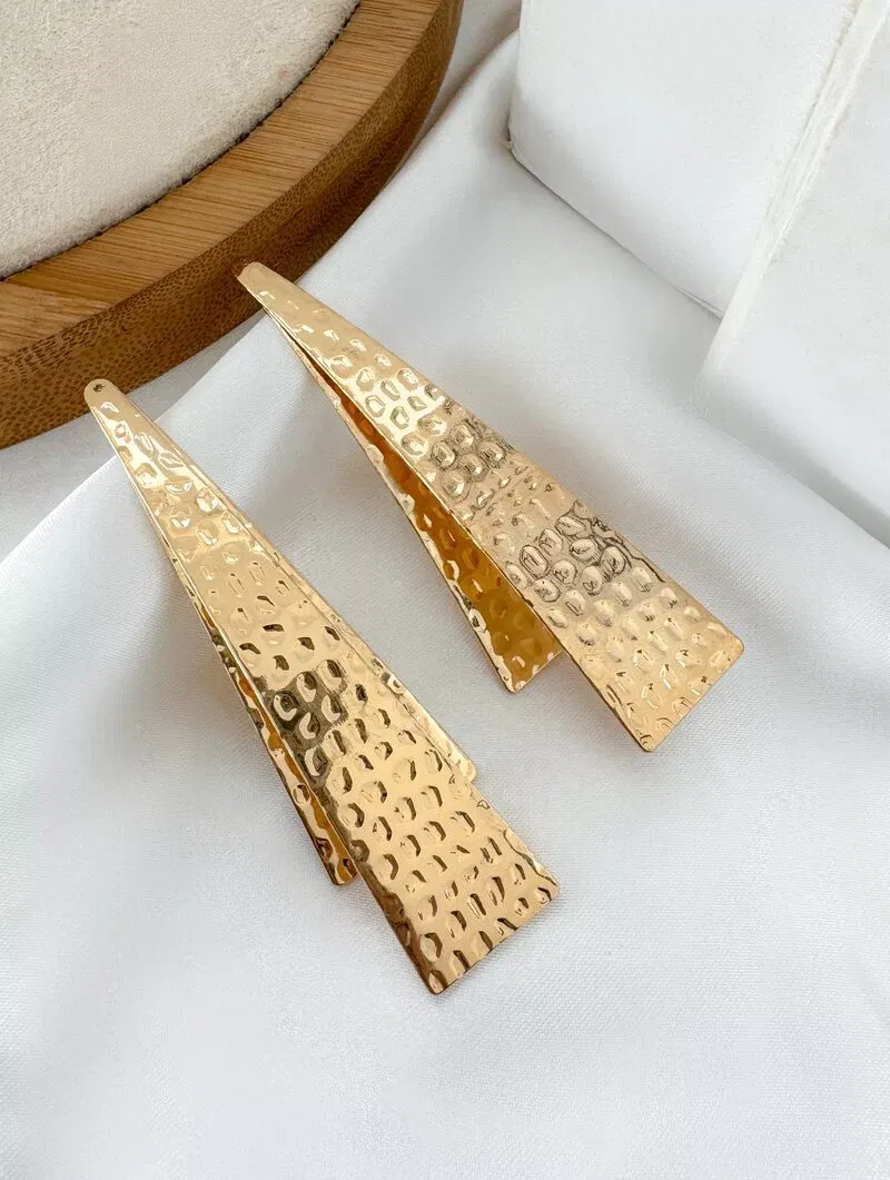 Brinco Folheado a Ouro 18k e Prata Longo Geométrico Texturizado