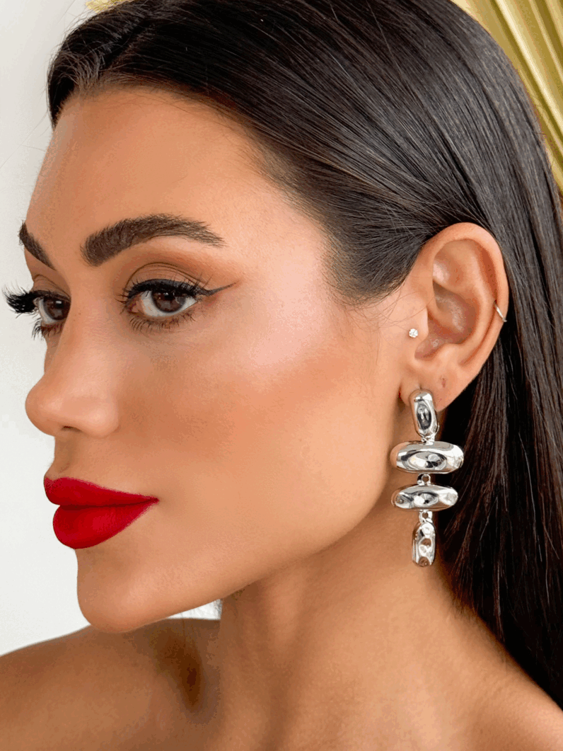Brinco Folheado a Ouro 18k e Prata Longo Martelado