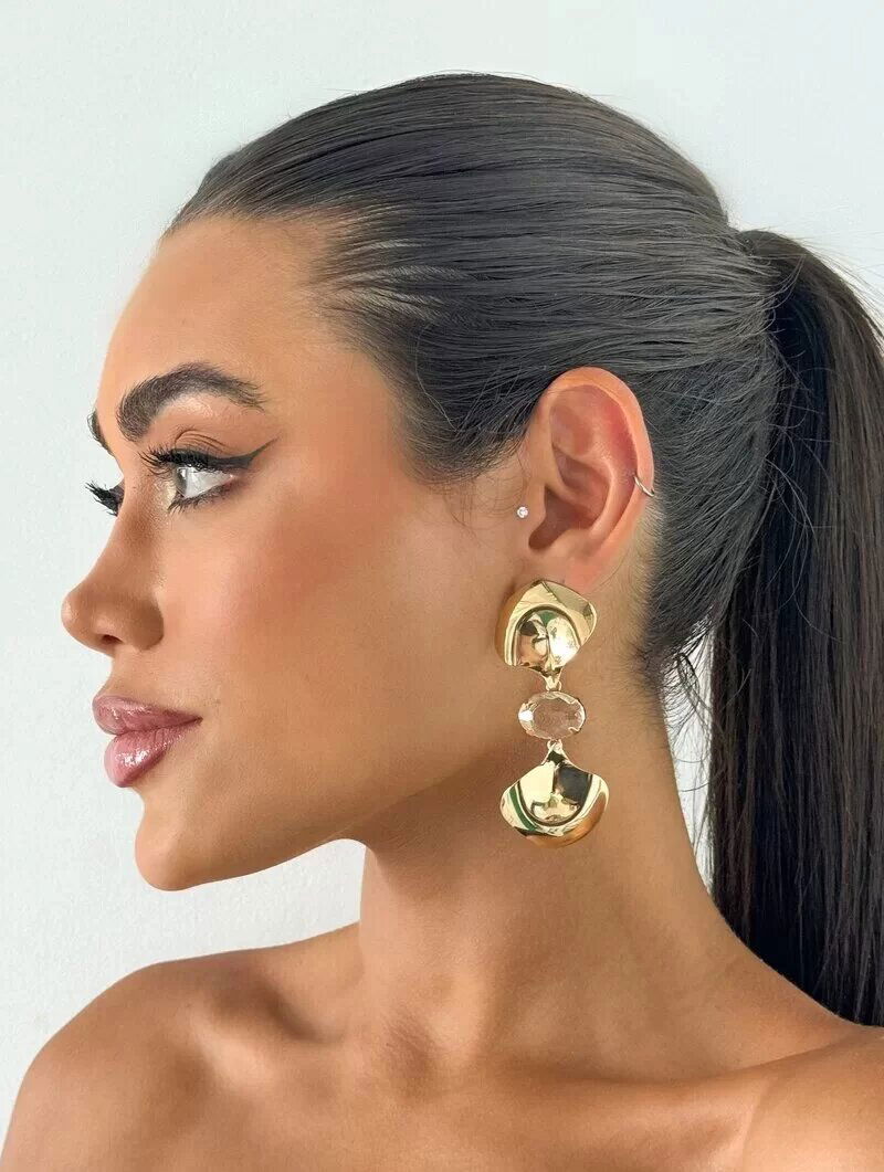 Brinco Folheado a Ouro 18k e Prata Longo Martelado com Chaton