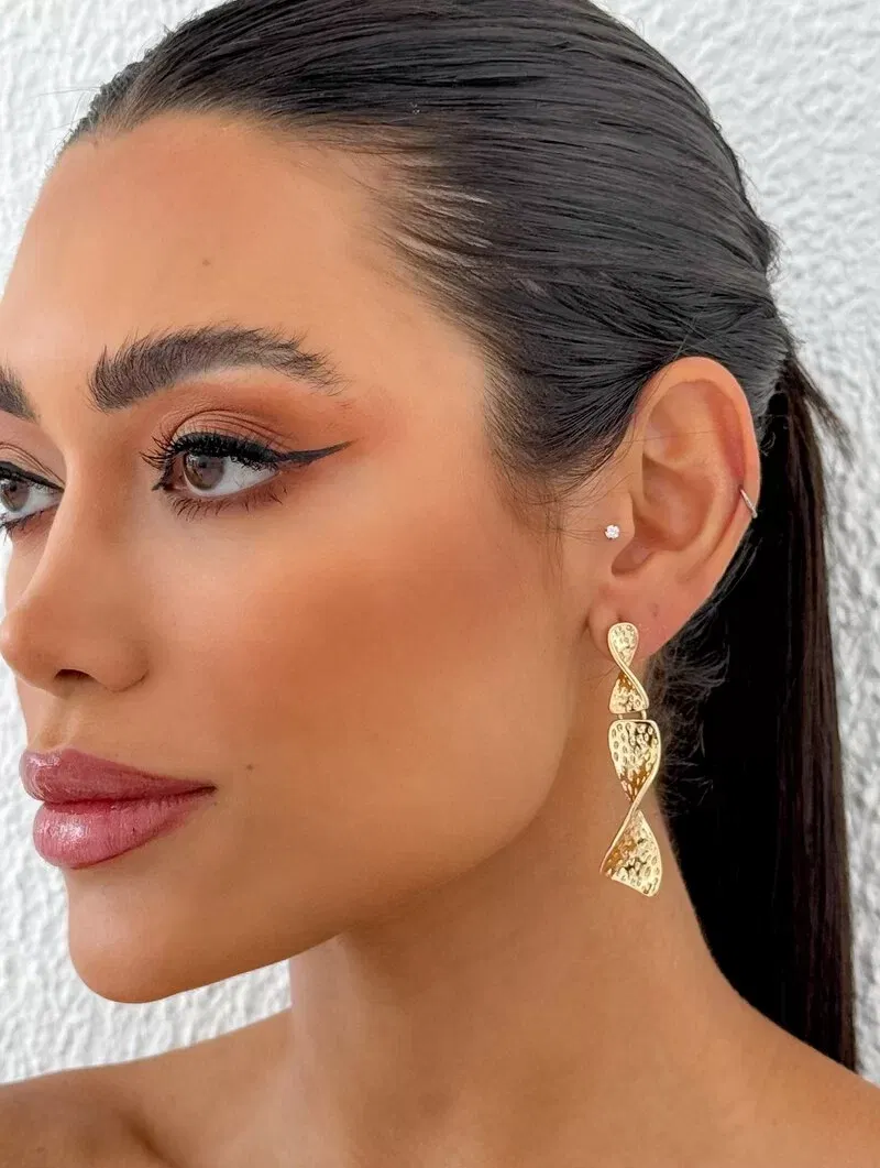 Brinco Folheado a Ouro 18k e Prata Longo Martelado Torcido