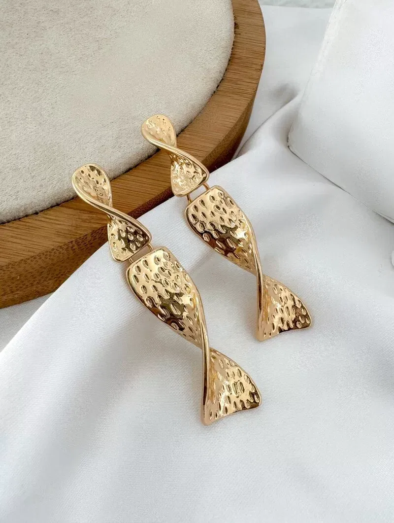 Brinco Folheado a Ouro 18k e Prata Longo Martelado Torcido