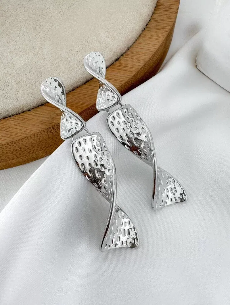 Brinco Folheado a Ouro 18k e Prata Longo Martelado Torcido