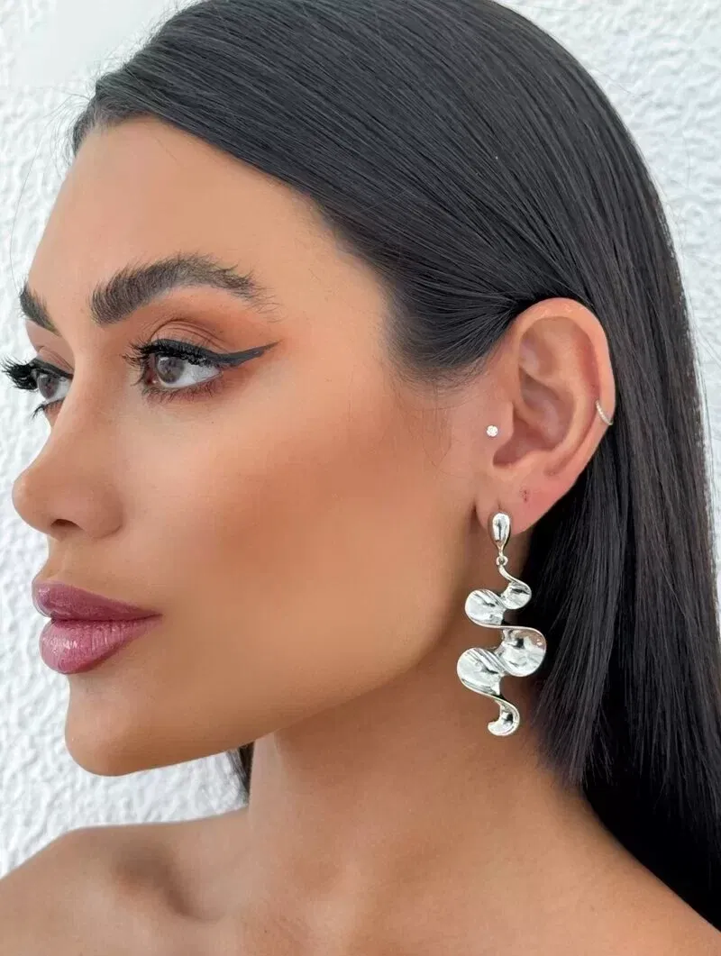 Brinco Folheado a Ouro 18k e Prata Longo Ondulado