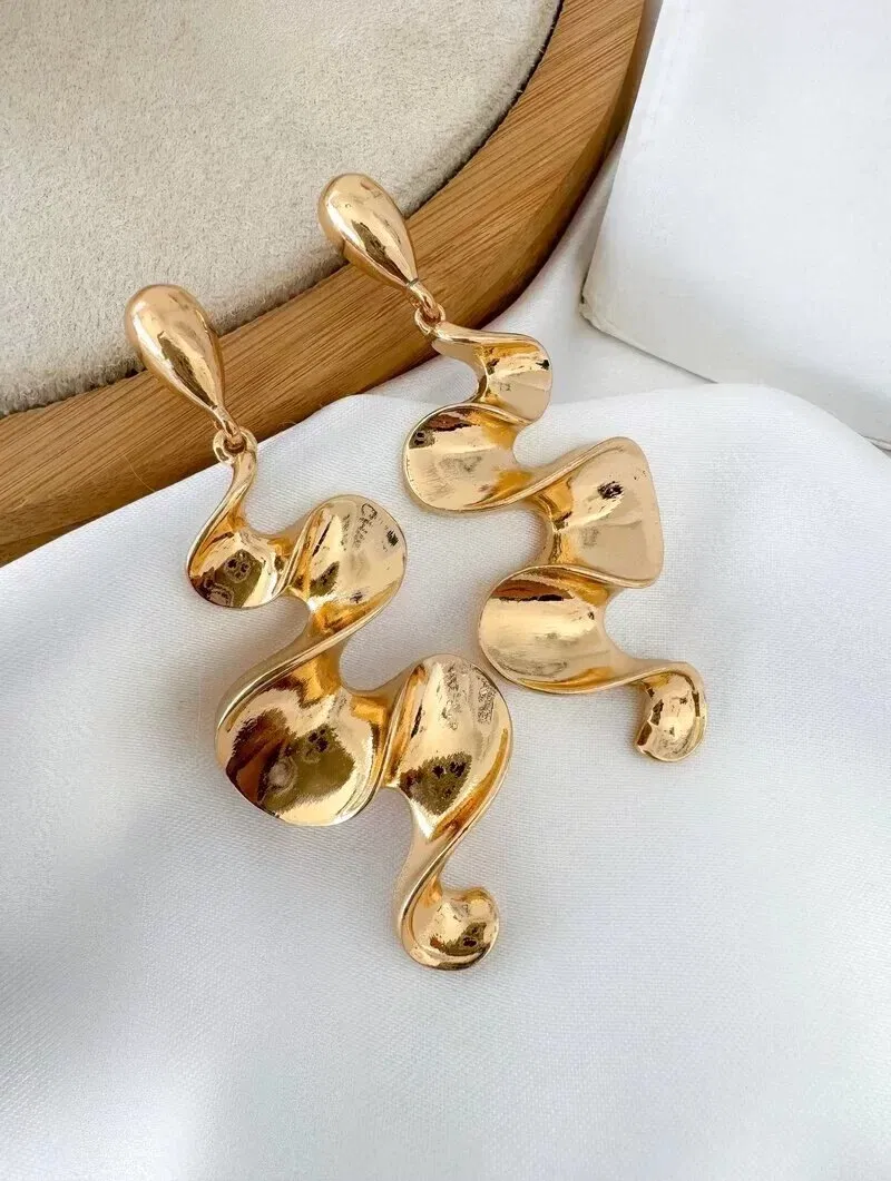 Brinco Folheado a Ouro 18k e Prata Longo Ondulado