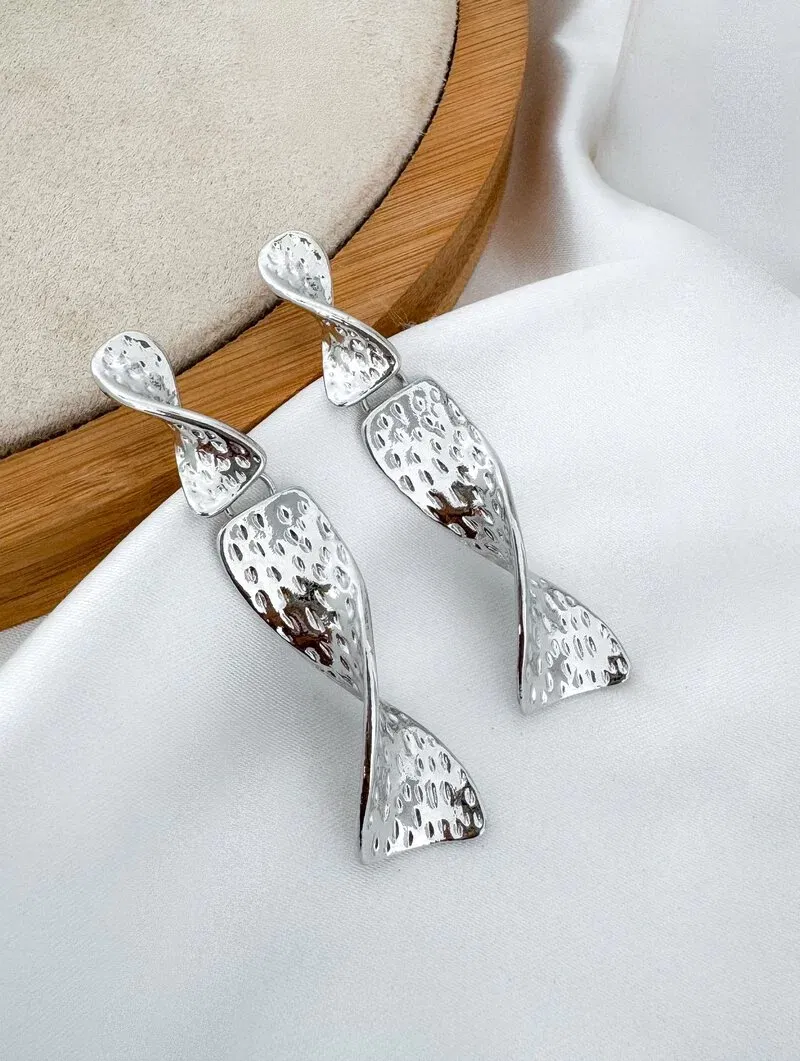 Brinco Folheado a Ouro 18k e Prata Longo Orgânico