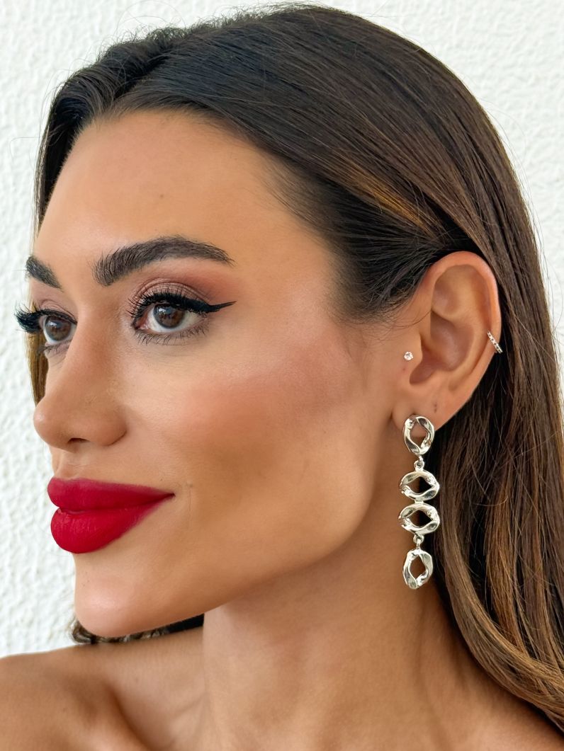 Brinco Folheado a Ouro 18k e Prata Longo Vazado Martelado