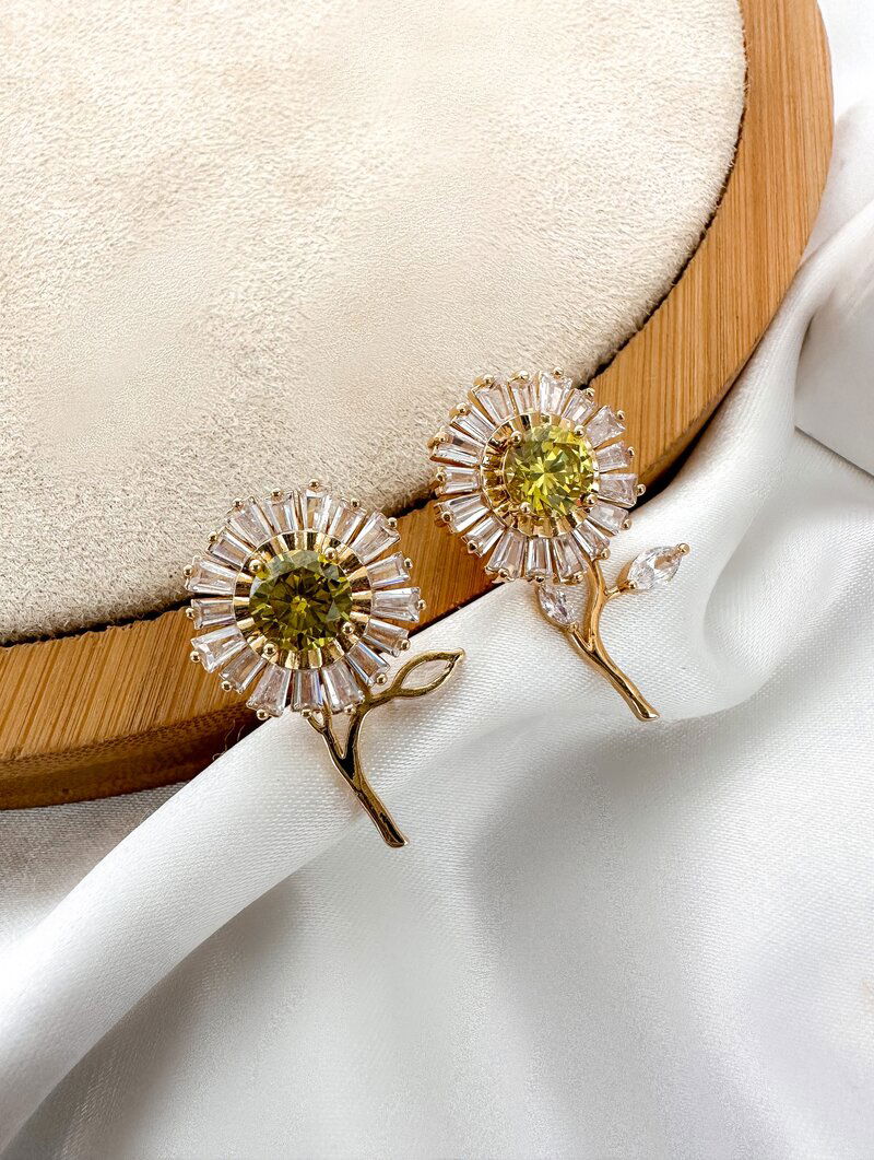 Brinco Folheado a Ouro 18k e Prata Margarida Cravejada