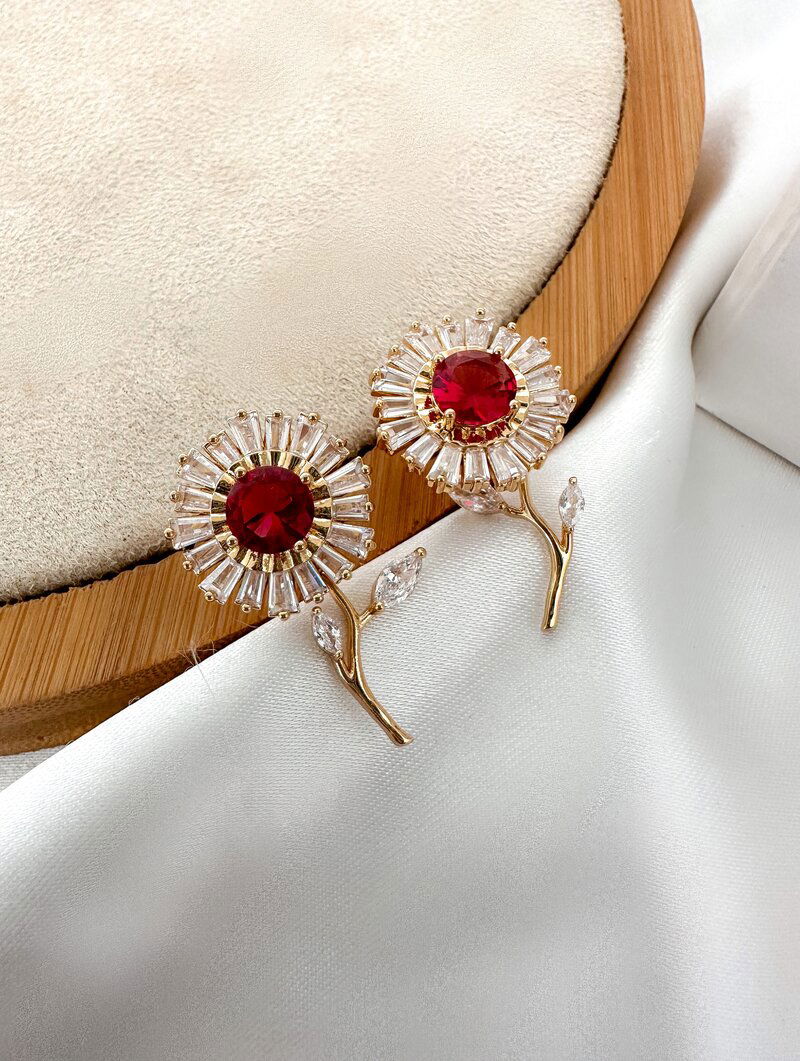 Brinco Folheado a Ouro 18k e Prata Margarida Cravejada