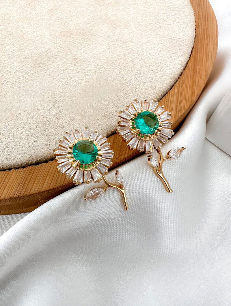 Brinco Folheado a Ouro 18k e Prata Margarida Cravejada