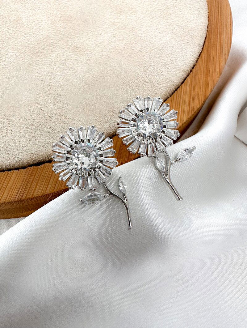 Brinco Folheado a Ouro 18k e Prata Margarida Cravejada