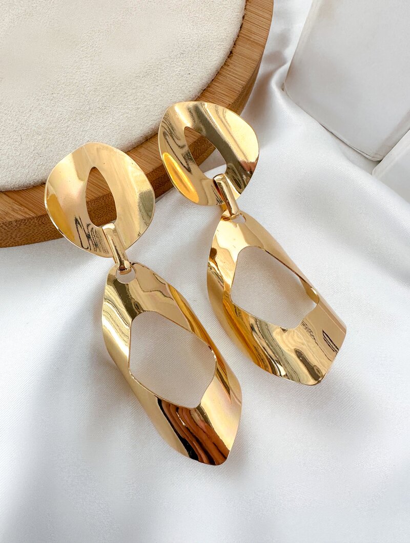 BRINCO FOLHEADO A OURO 18K E PRATA PONTEIRA LISA COM DETALHE VAZADO