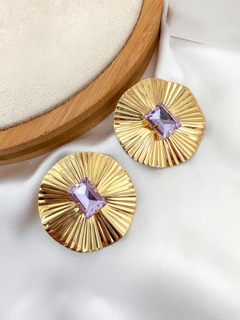 Brinco folheado a ouro 18k e prata martelado com pedra central