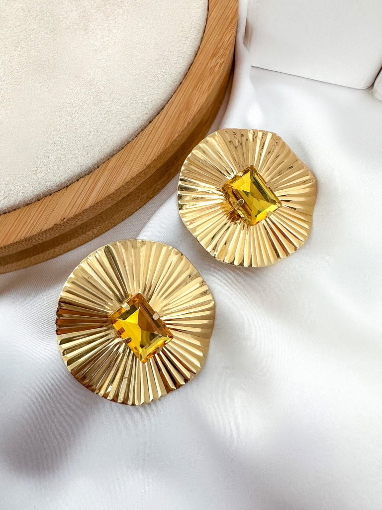 Brinco folheado a ouro 18k e prata martelado com pedra central