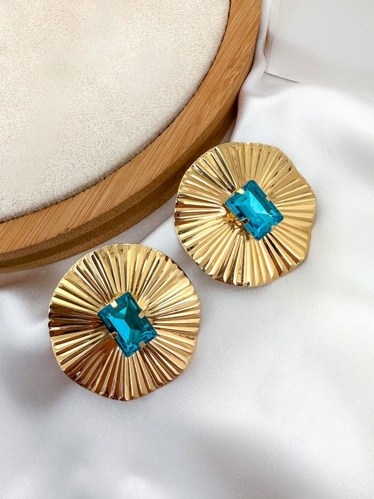 Brinco folheado a ouro 18k e prata martelado com pedra central
