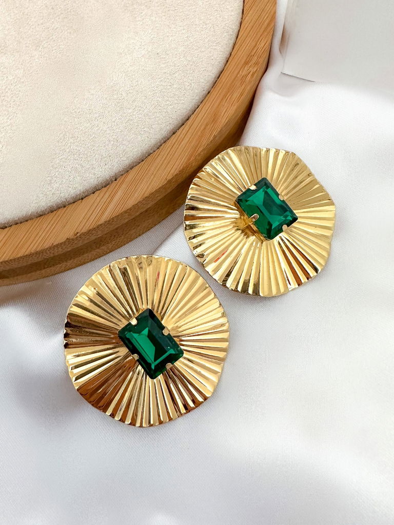 Brinco folheado a ouro 18k e prata martelado com pedra central