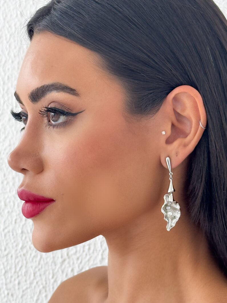 Brinco Folheado a Ouro 18k e Prata Martelado Com Pérola