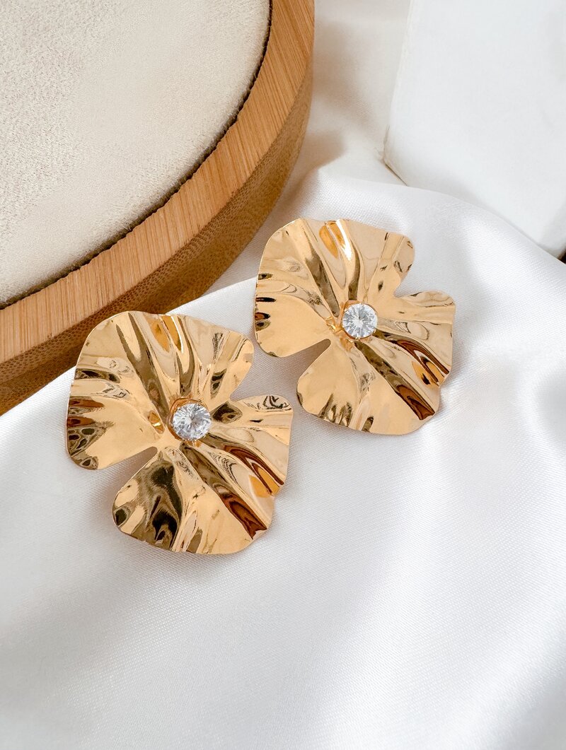 Brinco Folheado a Ouro 18k e Prata Martelado com Zircônia Central