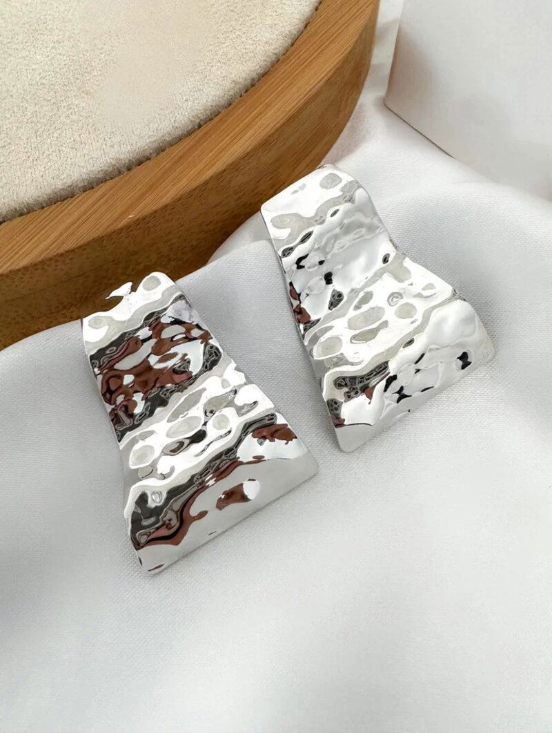 BRINCO FOLHEADO A OURO 18K E PRATA MARTELADO DESIGNER ONDULADO.