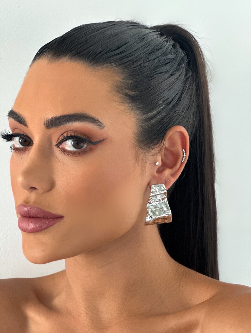 BRINCO FOLHEADO A OURO 18K E PRATA MARTELADO DESIGNER ONDULADO.