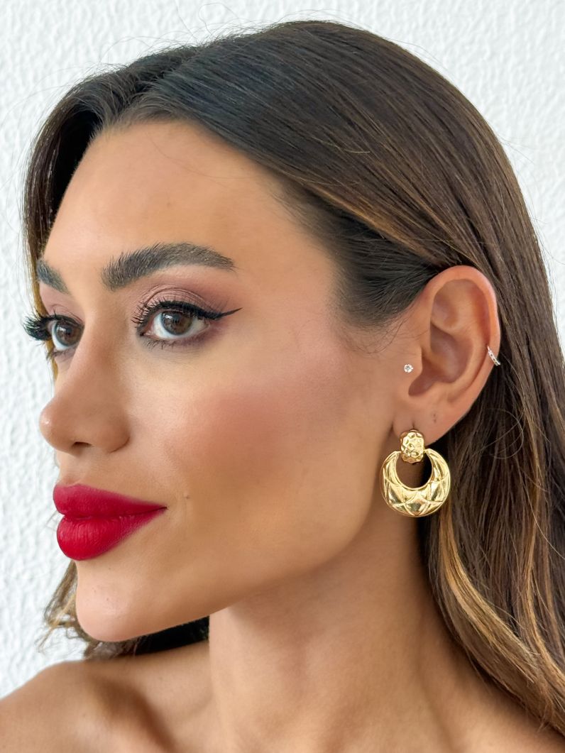 Brinco Folheado a Ouro 18k e Prata Martelado e Detalhado