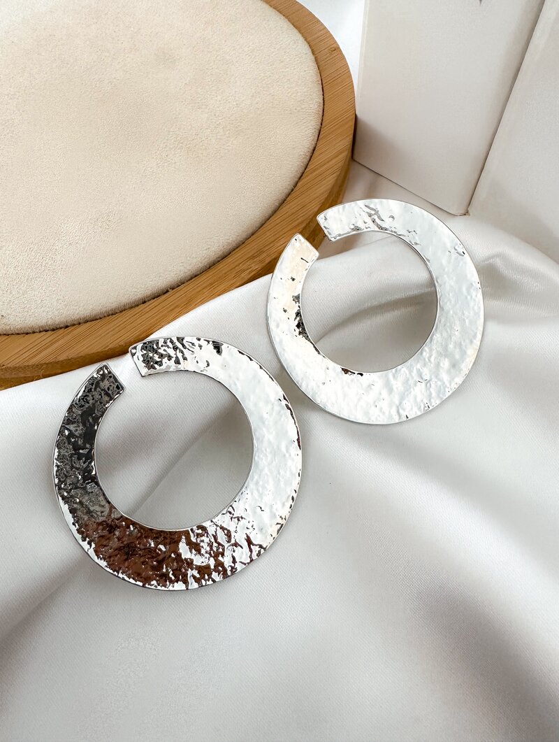 Brinco Folheado a Prata Maxi Argola Martelada