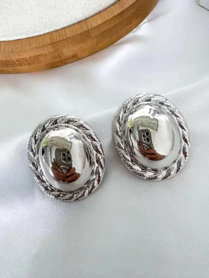 Brinco Folheado a Ouro 18k e Prata Maxi Botton com Borda Trançada