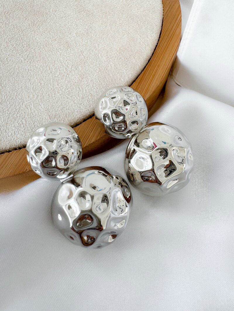 Brinco Folheado a Ouro 18k e Prata Maxi Esferas Marteladas