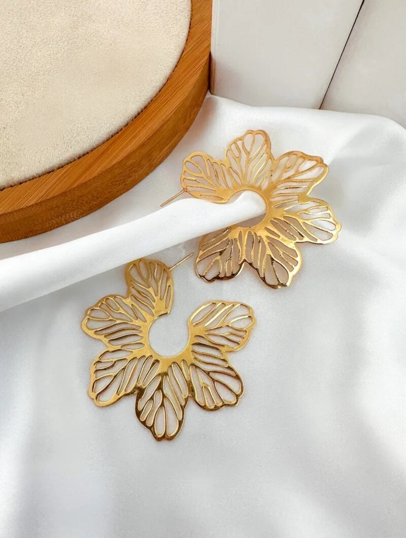 BRINCO FOLHEADO A OURO 18K E PRATA MAXI FLOR VAZADA