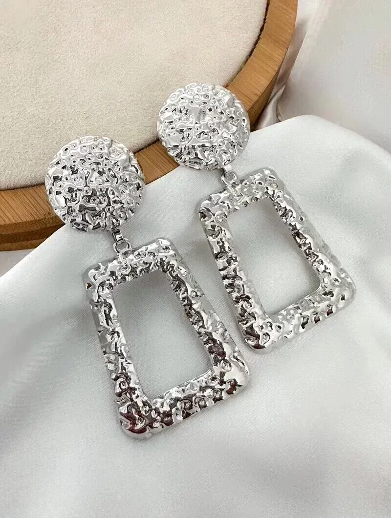 Brinco Folheado a Ouro 18k e Prata Maxi Formato Geométrico Martelado