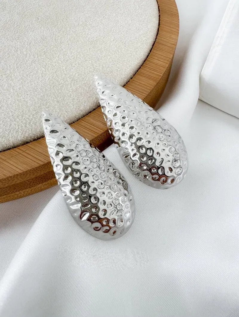 Brinco Folheado a Ouro 18k e Prata Maxi Gota Martelada