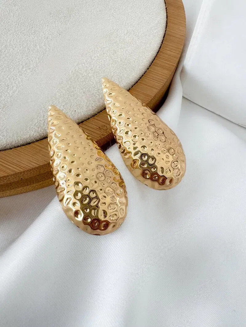 Brinco Folheado a Ouro 18k e Prata Maxi Gota Martelada