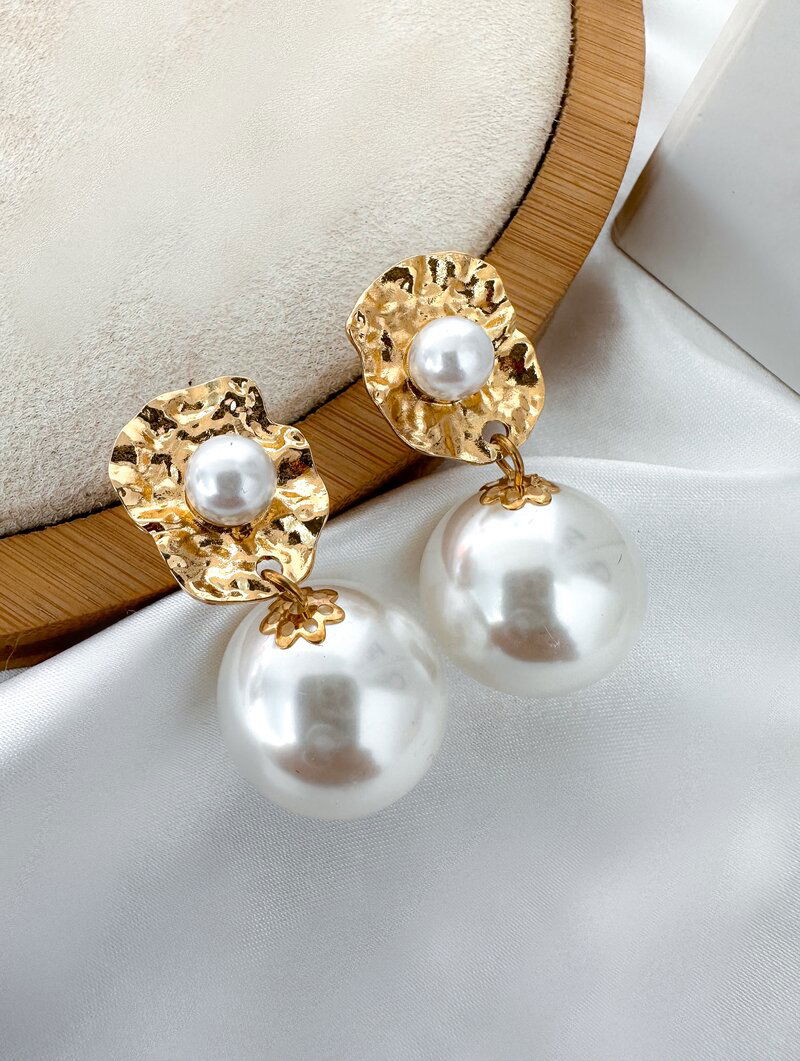 Brinco Folheado a Ouro 18K e Prata Maxi Pérola com Ponteira Martelada