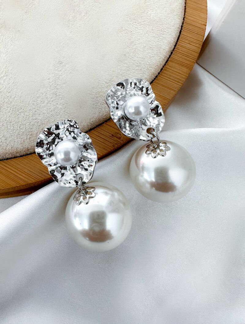 Brinco Folheado a Ouro 18K e Prata Maxi Pérola com Ponteira Martelada