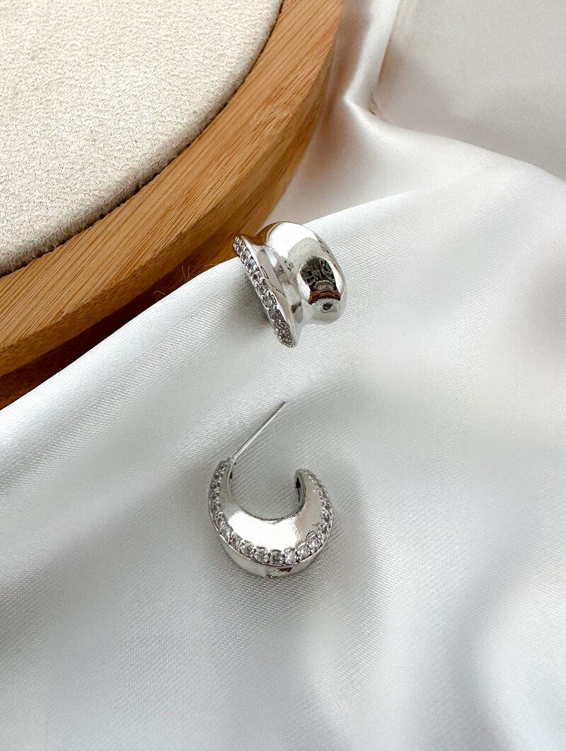 Brinco Folheado a Ouro 18k e Prata Meia Argola com Detalhe em Zircônias