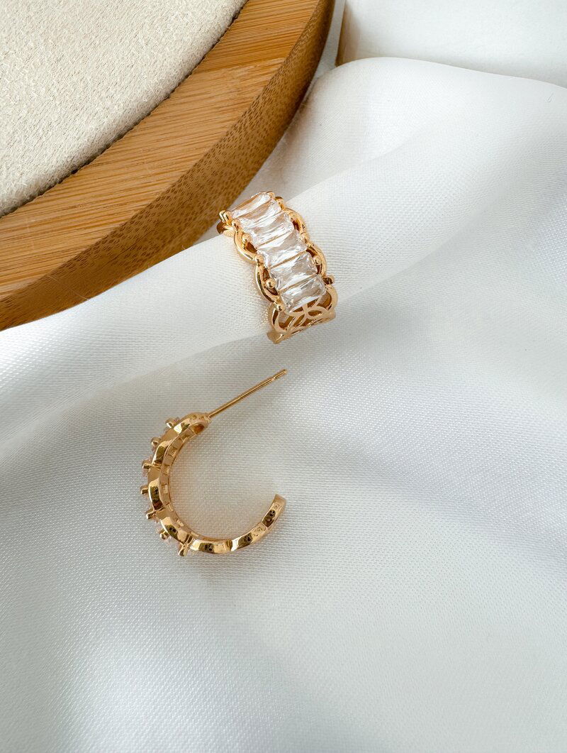 Brinco Folheado a Ouro 18k e Prata Meia Argola com Navetes Cristais