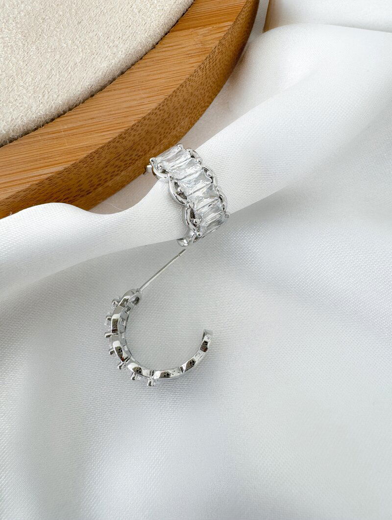 Brinco Folheado a Ouro 18k e Prata Meia Argola com Navetes Cristais