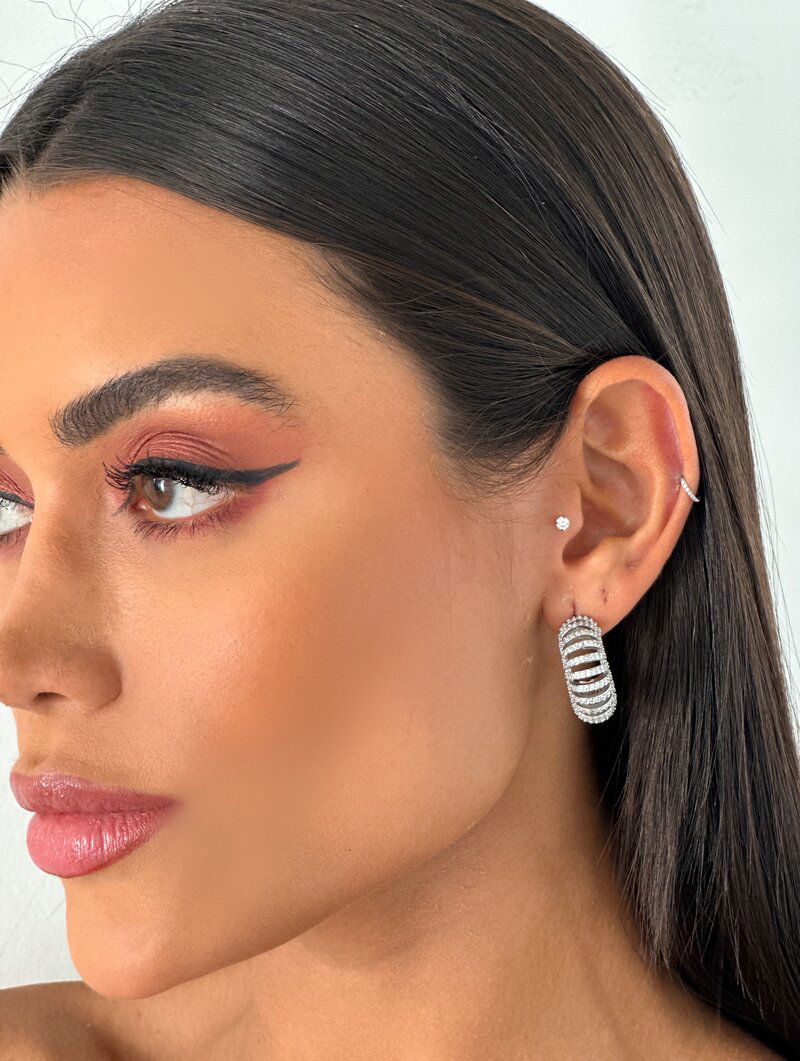 Brinco Folheado a Ouro 18k e Prata Meia Argola Design Mola Cravejada