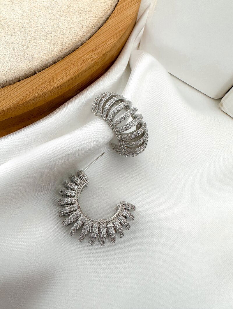 Brinco Folheado a Ouro 18k e Prata Meia Argola Design Mola Cravejada