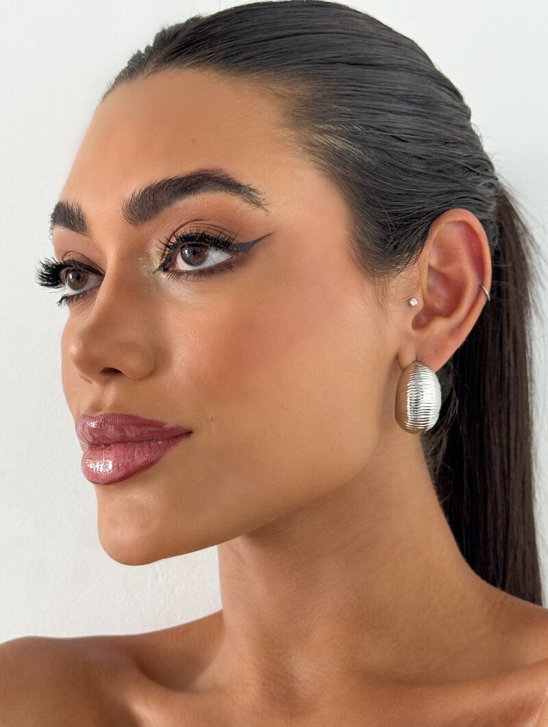Brinco Folheado a Ouro 18k e Prata Meia Argola Escovada