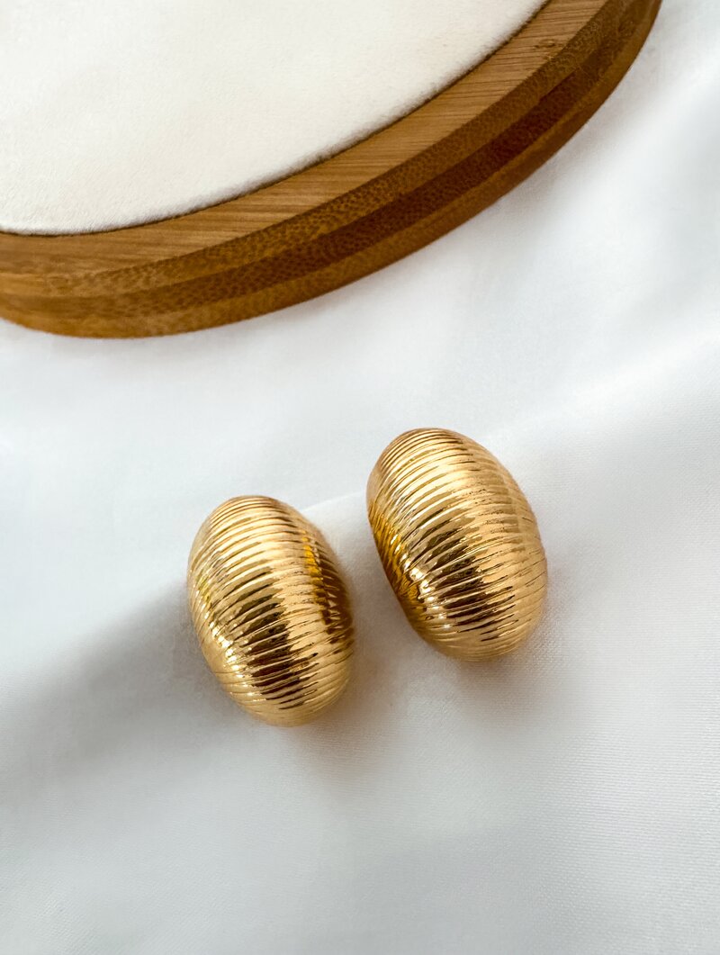 Brinco Folheado a Ouro 18k e Prata Meia Argola Escovada