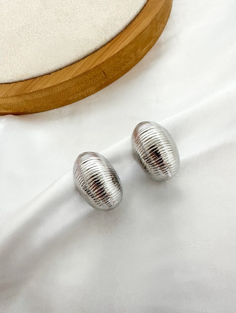 Brinco Folheado a Ouro 18k e Prata Meia Argola Escovada