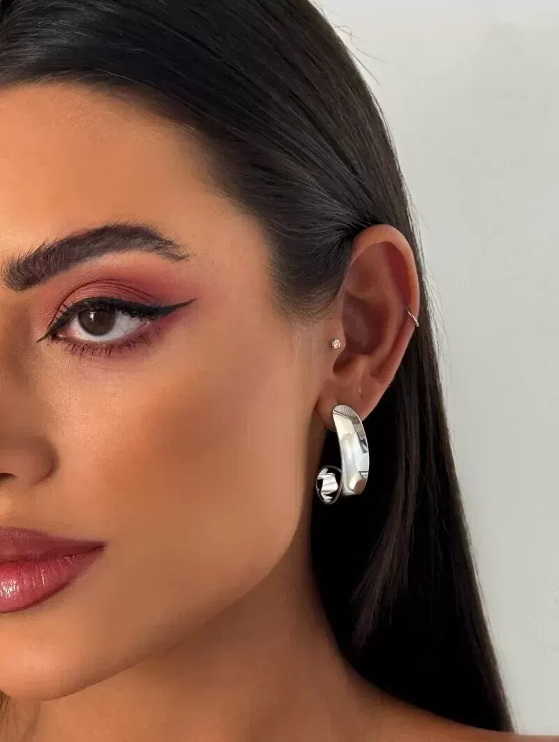 Brinco Folheado a Ouro 18k e Prata Meia Argola Fashionista