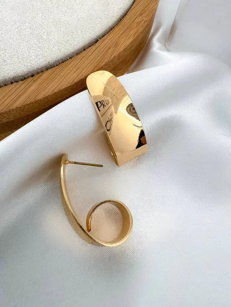 Brinco Folheado a Ouro 18k e Prata Meia Argola Fashionista