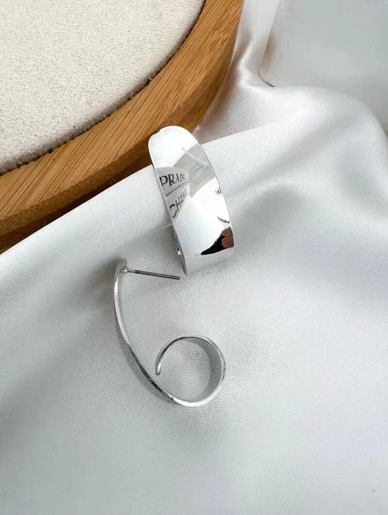 Brinco Folheado a Ouro 18k e Prata Meia Argola Fashionista