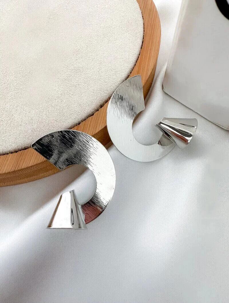 Brinco Folheado a Ouro 18k e Prata Meia Argola Frontal Com Detalhe Torcido