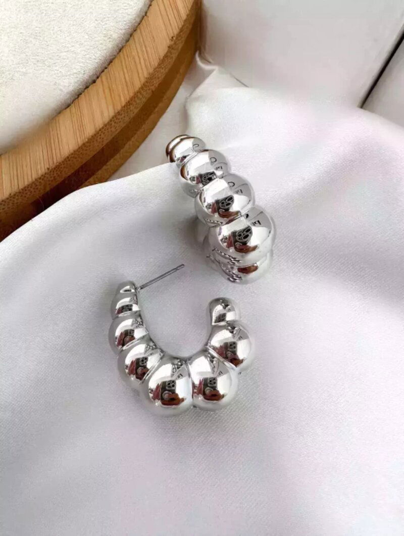 BRINCO FOLHEADO A OURO 18K E PRATA MEIA ARGOLA GOMOS.