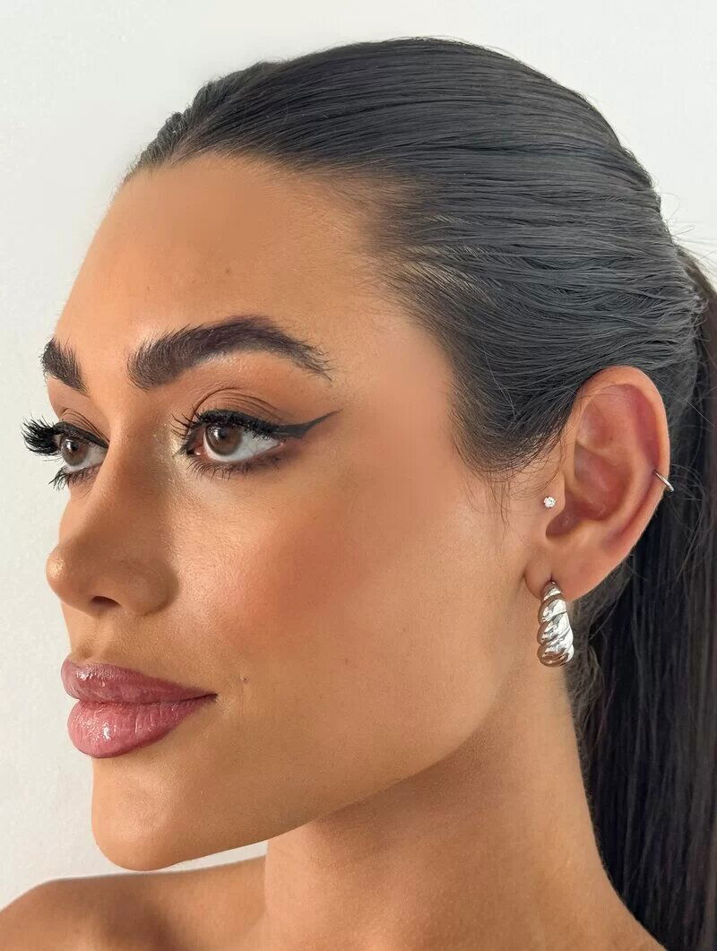 Brinco Folheado a Ouro 18k e Prata Meia Argola Gomos